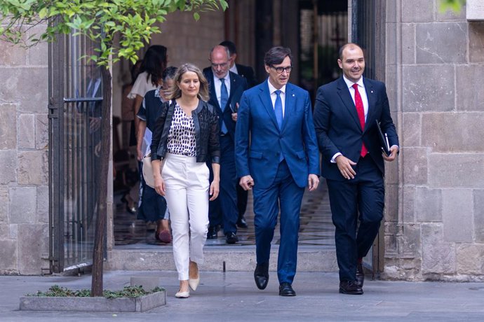 Archivo - Arxivo - El president de la Generalitat, Salvador Illa, la consellera de Drets Socials i Inclusió, Mònica Martínez Bravo, i el conseller de Presidència, Albert Dalmau, en una imatge d'arxiu en el Palau de la Generalitat.
