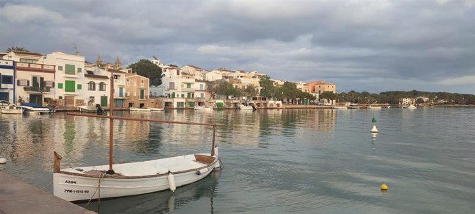 Archivo - Una embarcación amarrada en el puerto de Portocolom.