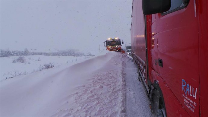 Archivo - Camiones en la carretera con nieve en Cantabria. Temporal. Tráfico cortado. 