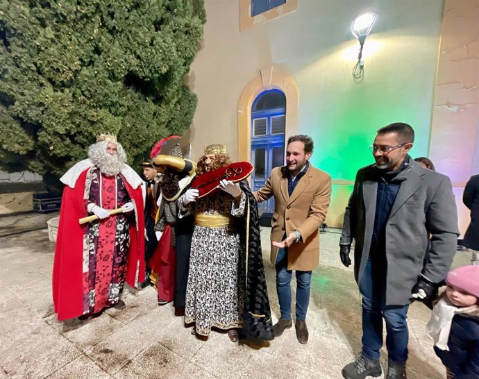 El alcalde de Monzón, Isaac Claver, con los Reyes Magos.