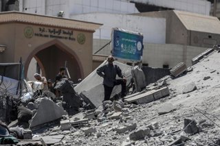 Archivo - Imagen de archivo ed un edificio derrumbado tras un ataque de Israel en Gaza.