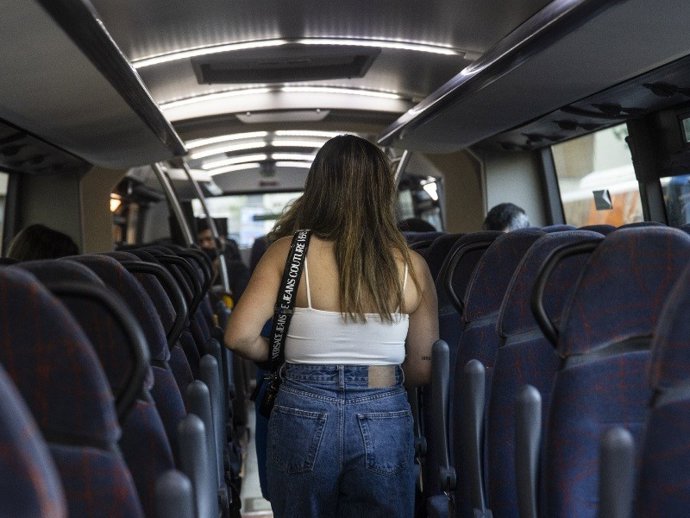 Una dona a l'interior d'un autobús