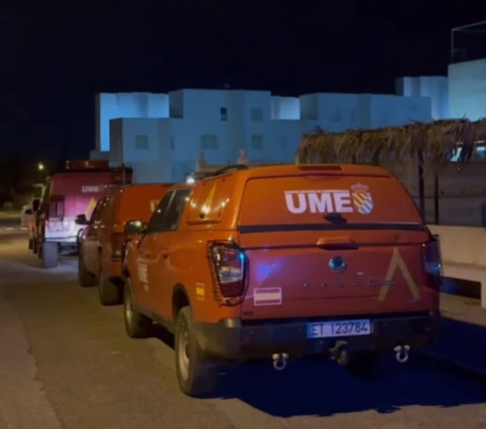 Efectivos de la Unidad Militar de Emergencias (UME) en Matalascañas (Almonte, Huelva).