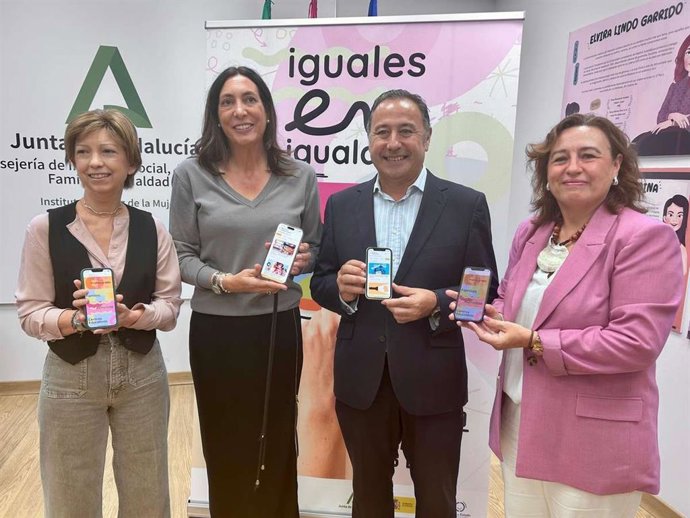 Archivo - La consejera de Inclusión Social, Juventud, Familias e Igualdad, Loles López, ha presentado en el Instituto Andaluz de la Mujer (IAM) una nueva campaña de difusión de la aplicación móvil 'Iguales en Igualdad'. (Foto de archivo).