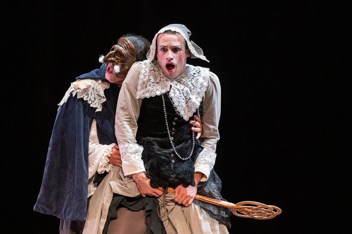 Una de las escenas de 'Enmudecer con hablar', que afronta sus últimos días en el Corral de Comedias de Alcalá de Henares