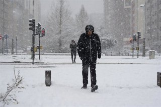 Varias personas disfrutan de la nieve en una calle de Vitoria (Álava), a 6 de enero de 2026