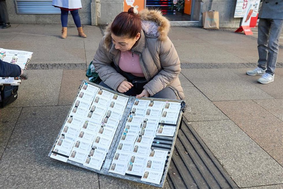 Archivo - Una mujer vende décimos de cara al Sorteo de El Niño, a 26 de diciembre de 2024, en Madrid (España). Tras la celebración del Sorteo de Navidad, ha comenzado la compra de décimos para el Sorteo de El Niño en las administraciones de lotería. El 