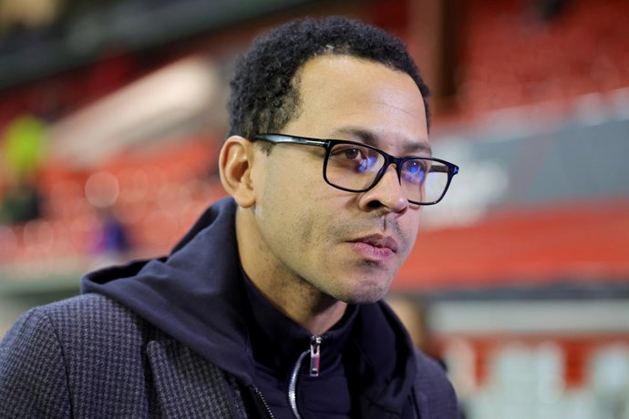 ARQUIVADO - 11 de dezembro de 2025, Escócia, Aberdeen: Liam Rosenior, então técnico do RC Strasbourg, chega ao estádio antes da partida entre Aberdeen FC e RC Strasbourg pela Liga da Conferência da UEFA. Rosenior diz que chegou a um acordo verbal para se 