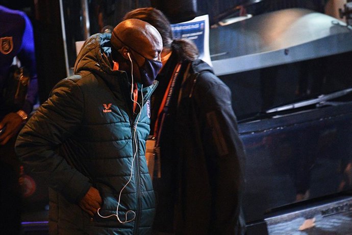 Archivo - 09 de dezembro de 2020, França, Paris: O assistente técnico do Istanbul Basaksehir, Pierre-Achille Webo (esq.), chega ao estádio Parc des Princes antes do início da partida de futebol do grupo H da Liga dos Campeões da UEFA entre Paris Saint-Ger