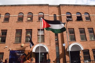Archivo - Imagen de archivo de la bandera de Palestina frente a la nueva Embajada. 