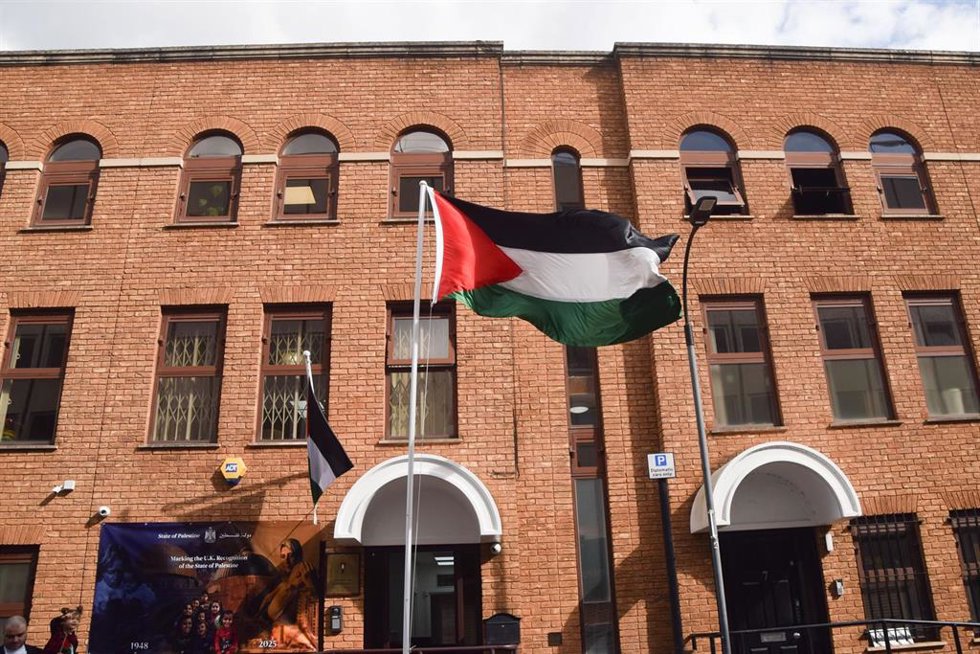 Archivo - Imagen de archivo de la bandera de Palestina frente a la nueva Embajada. 