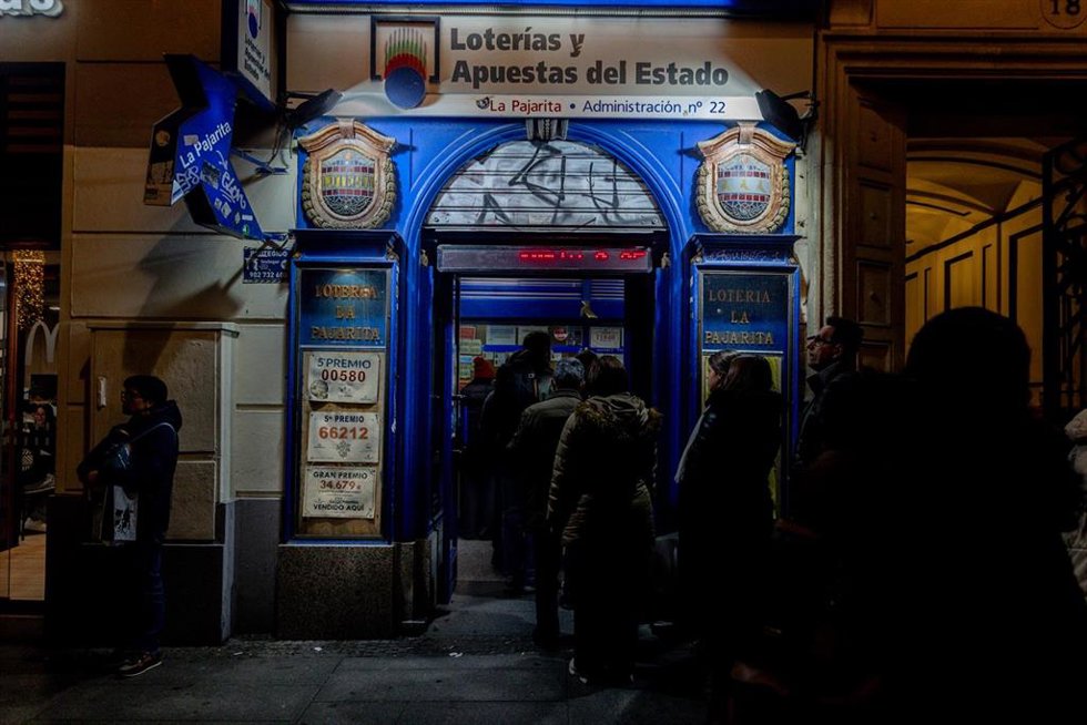 Gente comprando lotería para el Sorteo Extraordinario de El Niño, a 29 de diciembre de 2025, en Madrid (España). 