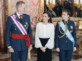 Foto: El Rey Felipe VI y la Princesa Leonor, tándem militar frente a una Reina Letizia bicolor en la Pascua Militar