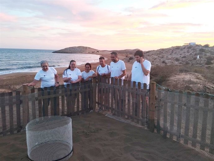 Voluntarios de Territorio Tortuga custodian uno de los nidos localizados este año (imagen de archivo).