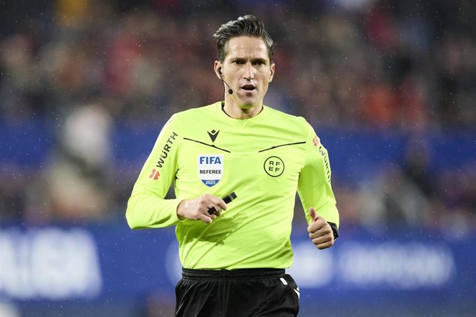 El árbitro español José Luis Munuera Montero, en el partido entre CA Osasuna y Athletic Club de LaLiga EA Sports 2025-26.