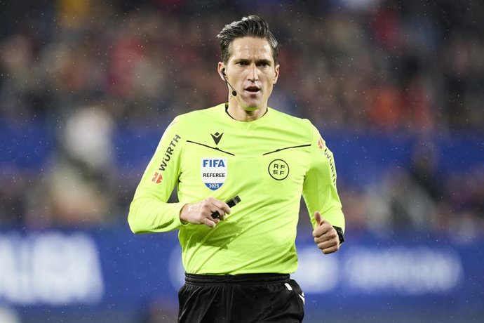 Jose Luis Munuera Montero observa a partida da LaLiga EA Sports entre CA Osasuna e Athletic Club no El Sadar em 3 de janeiro de 2026, em Pamplona, Espanha.