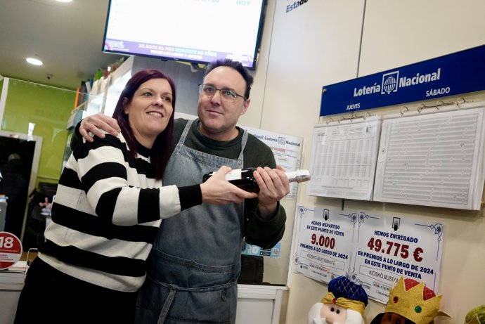 Dos loteros que vendieron en Colloto el ‘Primer Premio’ del Sorteo Extraordinario de El Niño 2026 correspondiente al número 06703