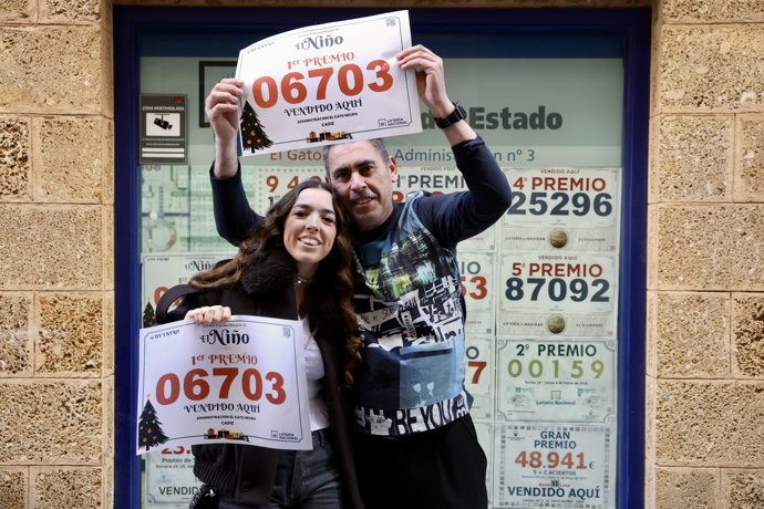 Los afortunados con el primer premio del Sorteo Extraordinario de 'El Niño' 2026 vendido en la Administración de la avenida del Puerto de Barrameda, celebran su suerte, a 6 de enero de 2026 en Sanlúcar de Barrameda (Cádiz, Andalucía, España).