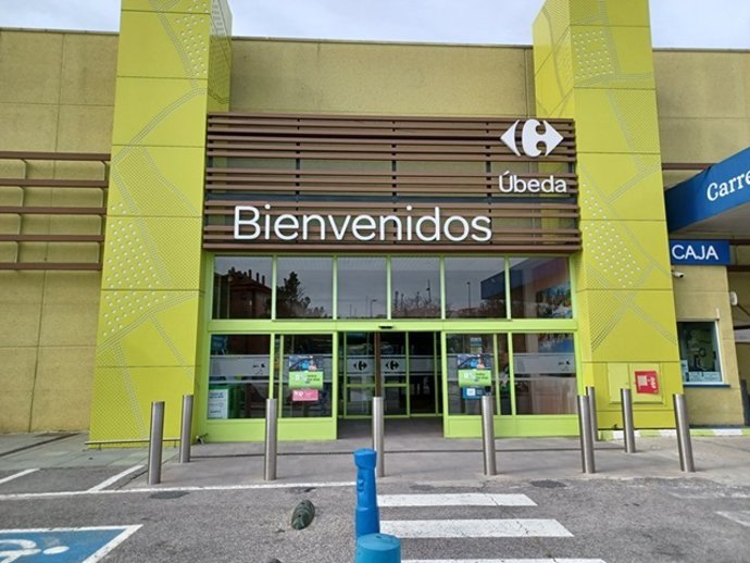 Entrada al Carrefour de Úbeda donde se encuentra la Administración número 4 de Úbeda
