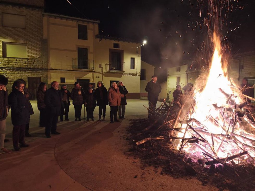 La celebración ha concluido con una hoguera con picoteo para todos los vecinos.