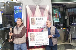 Celebración del primer premio del sorteo de El Niño en la administración de loteria Ormaechea, en Bilbao