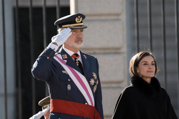 El Rei Felip VI, i la Reina Letizia, durant la Pasqua Militar