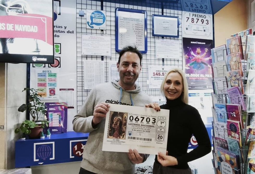 Miguel y María, responsables del estanco donde se ha vendido un décimo del Gordo de El  NIño 2026
