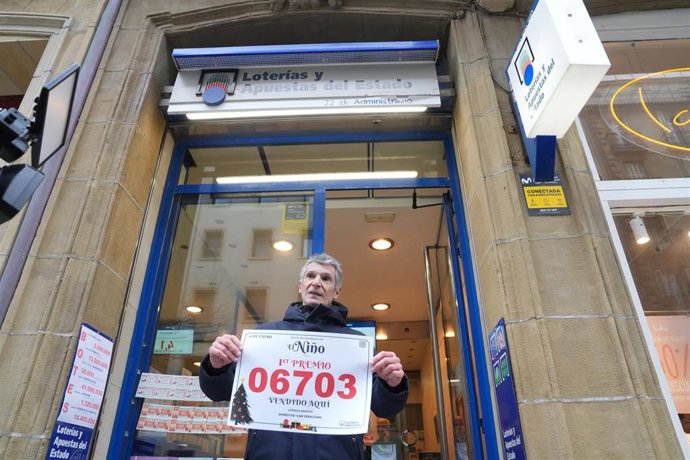 El responsable de la administración Arroyo de San Sebastián, que ha repartido 2 millones de euros del primer premio del sorteo de El Niño, muestra el número ganador
