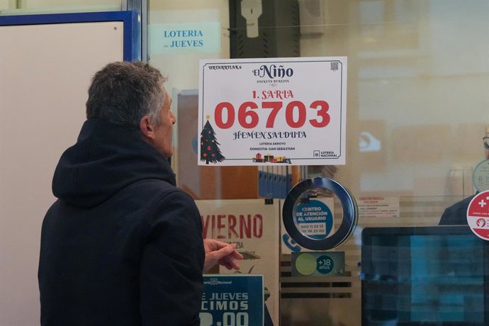 Administración de lotería agraciada  con el ‘Primer Premio’ del Sorteo Extraordinario de El Niño 2026 correspondiente al número 06703, celebran su suerte en la administración de San Sebastián, a 6 de enero de 2026, en San Sebastián, País Vasco (España). E