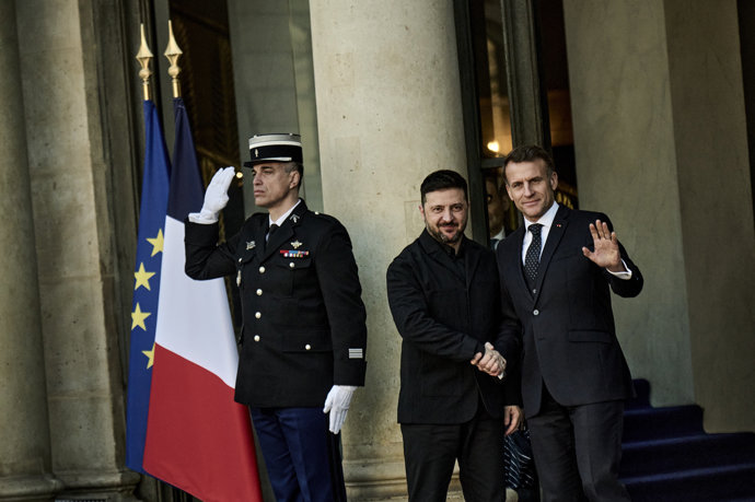 El presidente de Ucrania, Volodymyr Zelensky, recibido en el Palacio del Elíseo el 6 de enero de 2026 por el presidente de Francia, Emmanuel Macron