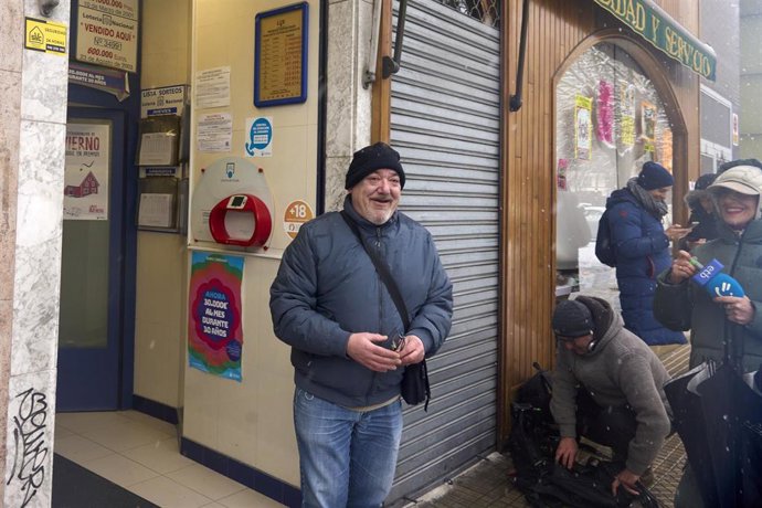 Roberto Pinedo Uriarte, propietario de la administrración número 7 de Vitoria, que ha vendido un decimo del primer premio de El Ni ño