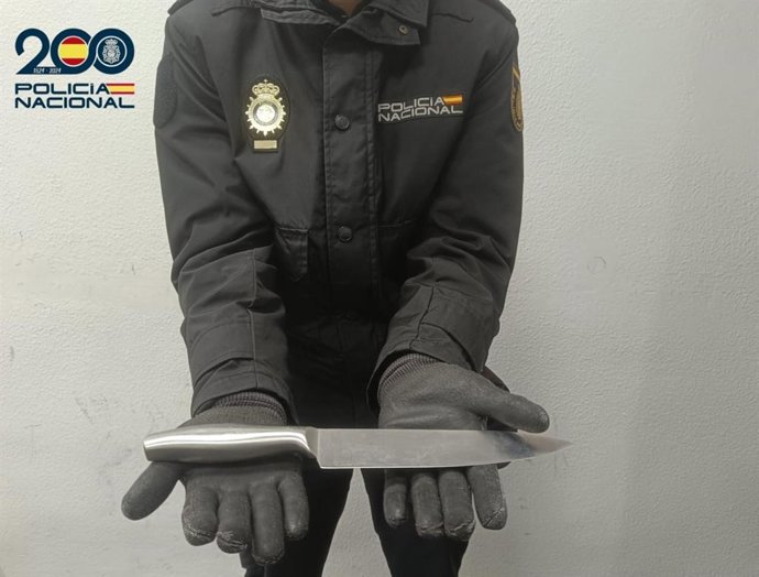 Cuchillo de grandes dimensiones intervenido.