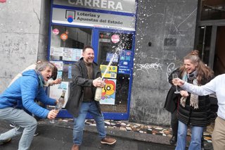 Celebración ante la administración Loterías Carrera, en Bilbao, que ha repartido 200.000 euros del primer premio de El Niño