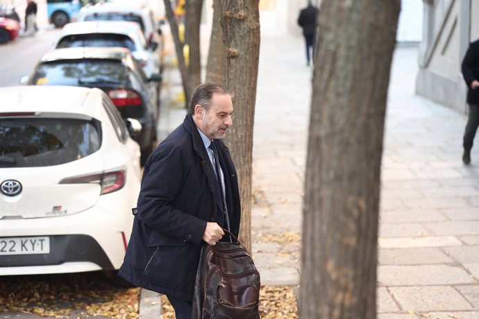 Archivo - Arquivo - O ex-ministro José Luis Ábalos em sua chegada à Suprema Corte, em 27 de novembro de 2025, em Madri (Espanha). O magistrado da Suprema Corte, Leopoldo Puente, intimou o ex-ministro José Luis Ábalos e o ex-assessor Koldo García a compare