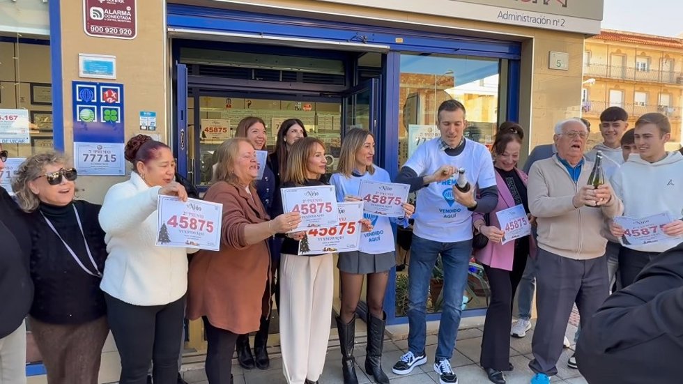 Vecinos y responsables de la administración número 2 de Las Cabañuelas, en Vícar (Almería), celebran el segundo premio del Sorteo Extraordinario de Lotería de 'El Niño', que ha repartido 7.275.000 euros con el número 45.875.