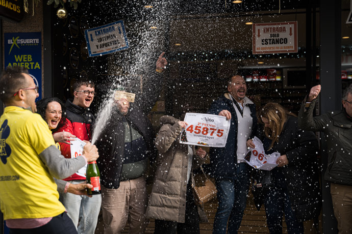 Agraciados con el ‘Primer Premio’ del Sorteo Extraordinario de El Niño 2026 correspondiente al número 06703,  en O Porriño, Pontevedra, Galicia (España).
