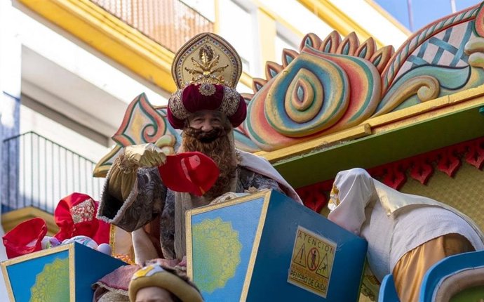 Antonio Muñoz (PSOE) encarna al Rey Gaspar en la Cabalgata de Bami, Pedro Salvador y Elcano, en Sevilla.