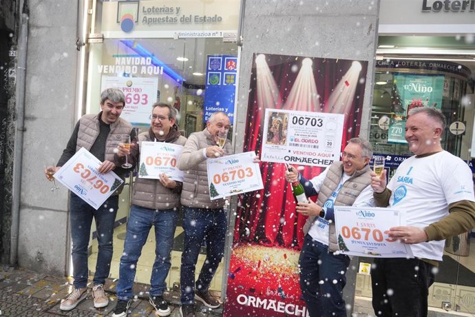 Celebración del primer premio de la lotería de El Niño en la administración Ormaechea de Bilbao