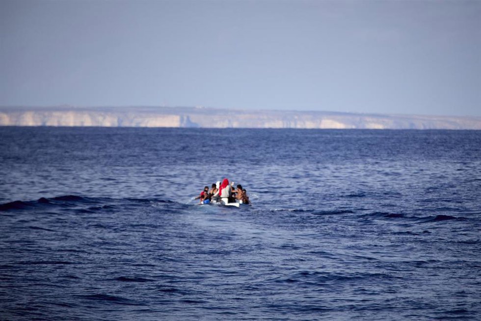 Archivo - Embarcación con migrantes en aguas del Mediterráneo en una imagen de archivo