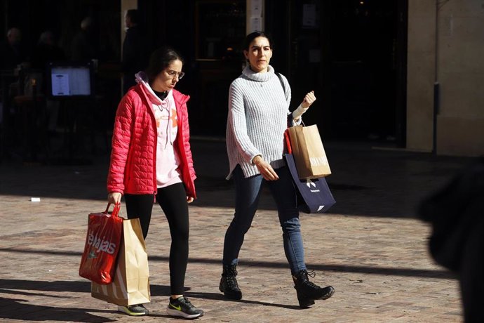 Archivo - Compradores aprovechan el primer día de rebajas. A 07 de enero de 2025, en Málaga (Andalucía, España). (Foto de archivo).