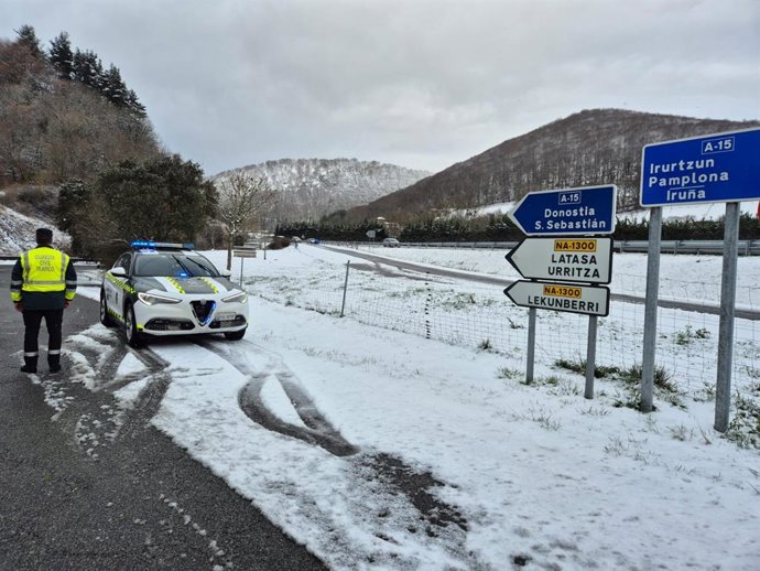 Imagen de una de las carreteras afectadas por la nieve