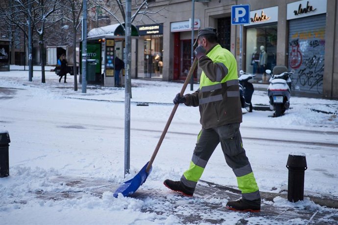 Trabajadores del servicio municipal limpian de nieve las calles de Pamplona 