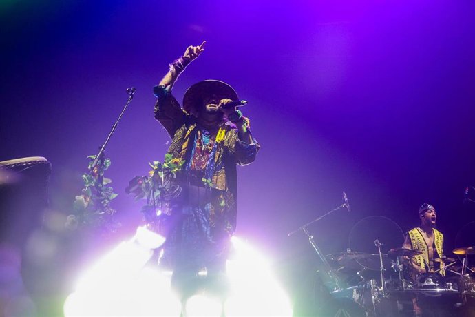 Archivo - La banda Crystal Fighters durante su concierto en el Wizink Center.