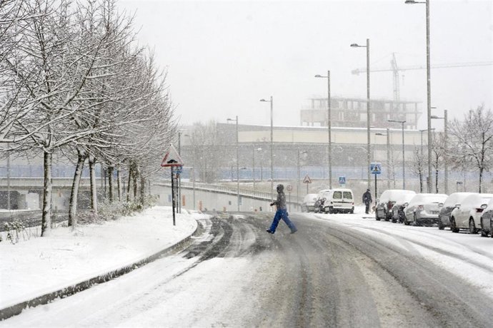 Varias personas disfrutan de la nieve en la calle de Vitoria, a 6 de enero de 2026, en Vitoria, País Vasco (España).