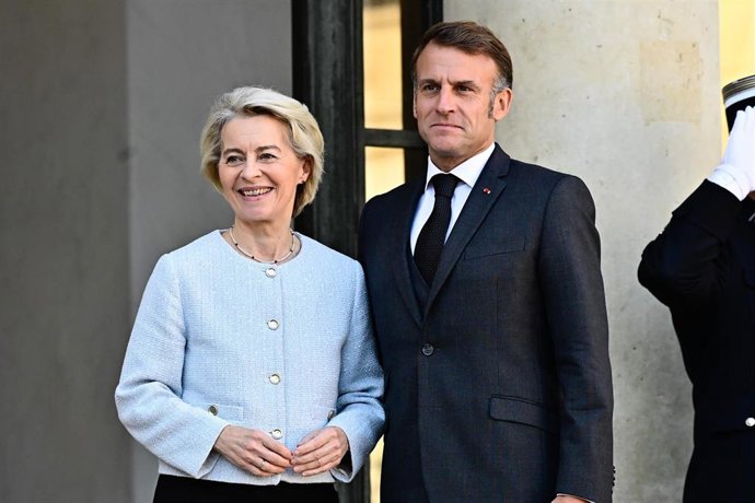 Archivo - La presidenta de la Comisión Europea, Ursulan von der Leyen, recibida por el presidente de Francia, Emmanuel Macron, antes de la reunión de la Coalicion de Voluntarios que se celebra este martes en París.