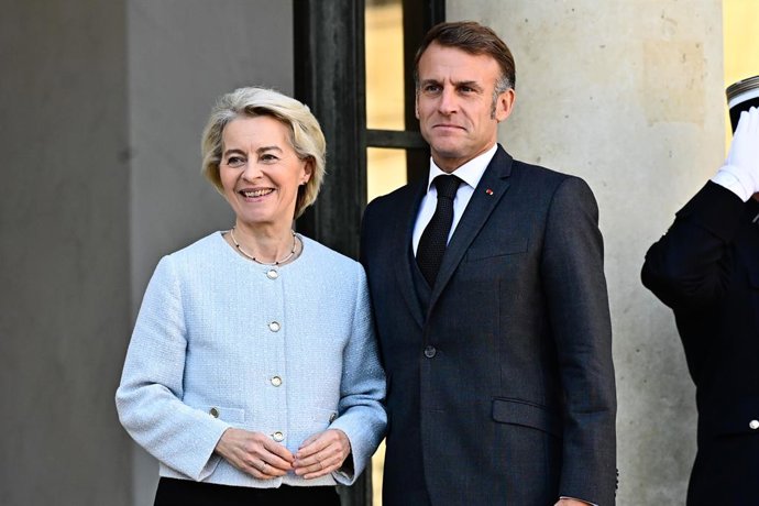 Archivo - October 17, 2025, Paris, Ile De France, France: Emmanuel Macron ( French president ) hosts Ursula Von Der Leyen ( President of the European Commission) at the Elysee Palace on October 17, 2025 in Paris , France.,Image: 1046090587, License: Right