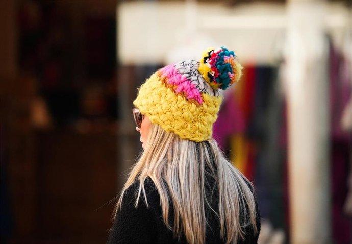 Imagen de transeúntes sevillanos protegiéndose del frío. 