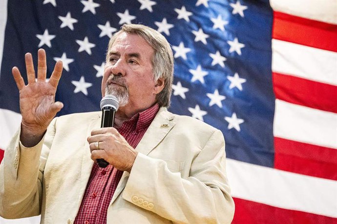 Archivo - Arquivo - 12 de agosto de 2025: O deputado americano Doug LaMalfa, R-1st, responde a uma pergunta durante uma reunião da prefeitura na segunda-feira em Chico, Califórnia.