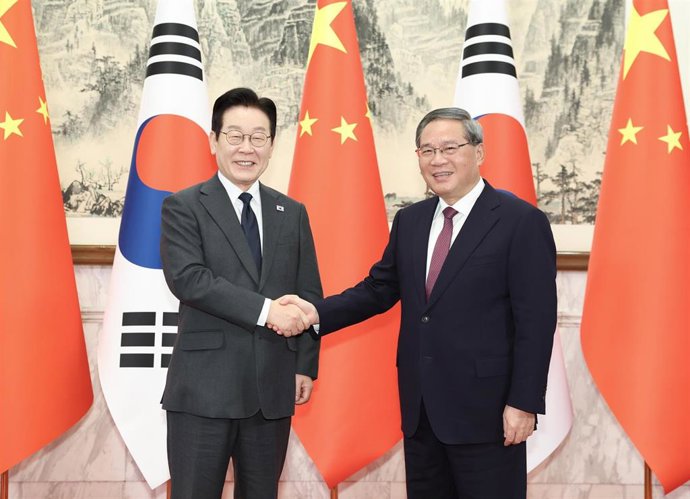 El presidente de Corea del Sur, Lee Jae Myung, junto al primer ministro de China, Li Qiang. 
