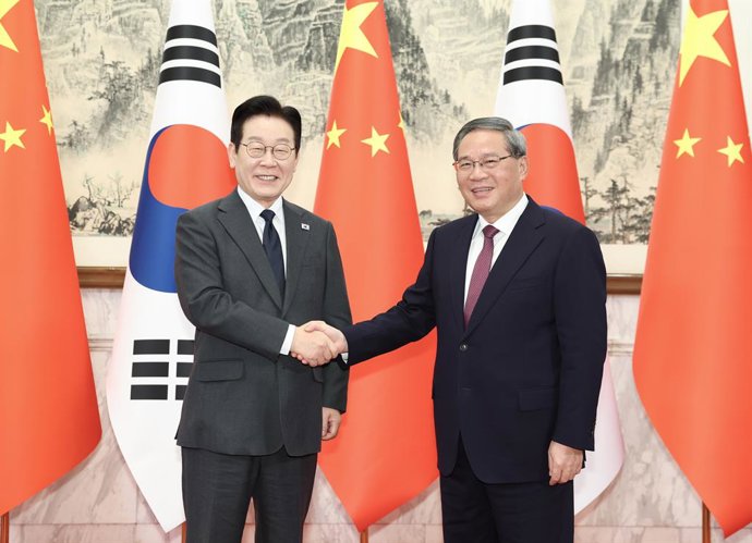 El presidente de Corea del Sur, Lee Jae Myung, junto al primer ministro de China, Li Qiang.